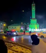 Düzce'de Polis ve Gençler Kar Topu Keyfi Yaptı