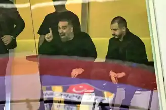 Eyüpspor Soyunma Odası Arda Turan'la İndi!