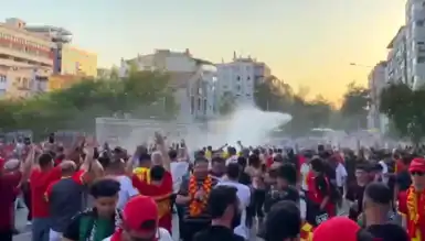 Göztepe-Fenerbahçe Maçı Öncesi İzmir'de Gerilim! Ali Koç Taraftarlarla Birlikteydi