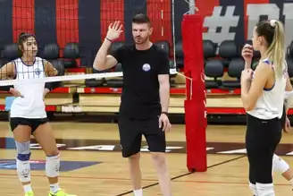 Voleybol Antrenörü ve Eşi, Büyük Hedef Peşinde!