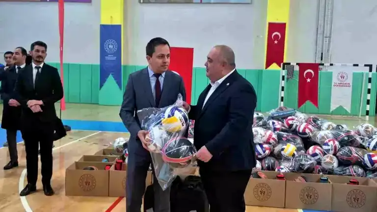 Bartın Okullarına Spor Malzemeleri Dağıtıldı