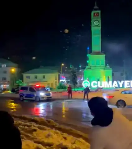 Düzce'de Polis ve Gençler Kar Topu Keyfi Yaptı
