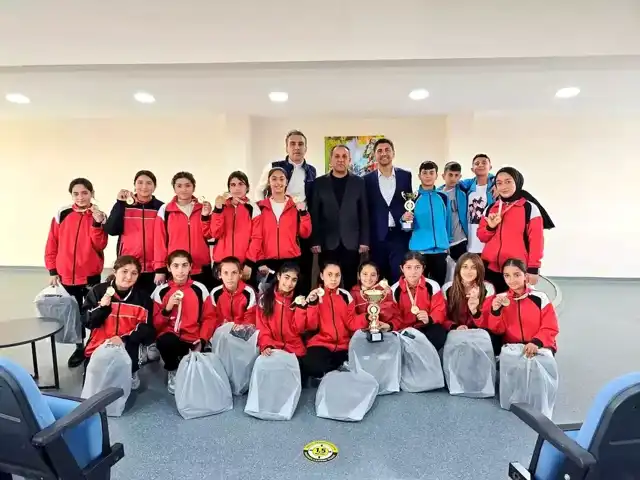 Savuca Kız Futbol Takımı Bölge Finallerinde!