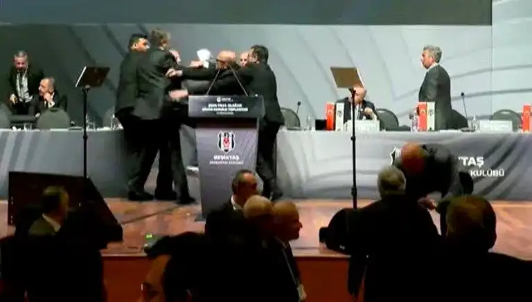 Beşiktaş'ta Yumruklu Kavga: Arat ve Yamantürk İhraç Edildi